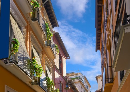 Balcones y persianas de un edificio residencial de Granada