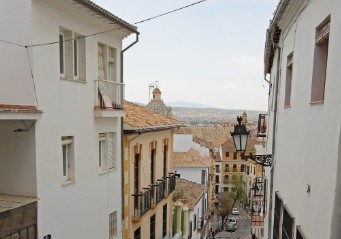 Calle empinada del Albaicín con casas encaladas