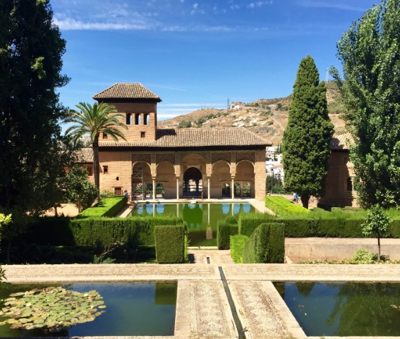 Estanque y jardines del Generalife en Granada