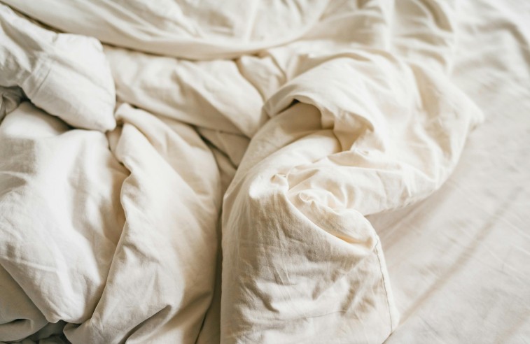 Ropa de cama de un apartamento turístico revisada contra chinches